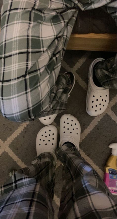 Matching Couples Crocs, Matching Crocs With Friends, Matching Crocs With Bf, Crocs Black Outfit, Couple Crocs, Matching Crocs, Matching Shoes For Couples, Crocs Aesthetic, Outfits Birthday