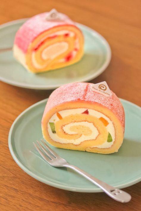 ăn xế Swiss Roll Cakes, Cake Roll Recipes, Fruit Roll, Roll Cake, Cake Roll, Cute Desserts, Sweet Cakes, Cafe Food, Pretty Food