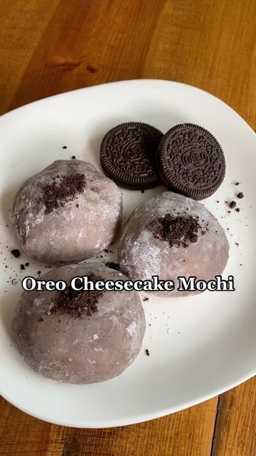 Hohono on Instagram: "Oreo Cheesecake Mochi Everything I love, all in one. Nothing beats this soft and chewy mochi on the outside with creamy and sweet Oreo cheesecake filling! So good, you have to try it! • 6 Oreo cookies • Potato starch Filling: • 1/3 cup cream cheese • 1 Tbsp sugar • 1 Tbsp lemon juice • 1/3 cup cream Mochi: • 1 cup mochiko • 1/4 cup sugar • 2/3 cup water Crush the Oreos. Into a bowl, combine cream cheese, sugar, and lemon juice. Mix till smooth. In another bowl, whip up Oreo Mochi Recipe, Mochi Oreo, Mochi Cake, Frozen Cheesecake, Oreo Cream, Mochi Recipe, Pimento Cheese Recipes, Oreo Ice Cream, Oreo Recipes