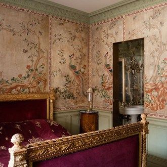 In the London apartment of Venetian designer, Alvise Orsini, ricepaper has been painted to match two eighteenth-century Chinese wall panels found at auction. Decorating With Chinoiserie, Neoclassical Home, Pink Painted Walls, Chinese Wall, Wall Panels Bedroom, Large Scale Wallpaper, Chinoiserie Wallpaper, Bedroom Panel, Contemporary Room