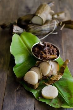 Indonesian Desserts, Rice Wraps, Malay Food, Malaysian Cuisine, Indonesian Cuisine, Malaysian Food, Glutinous Rice, Banana Leaves, Open Fire