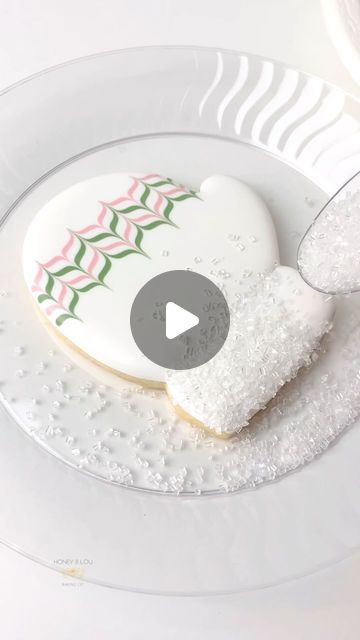 Honey & Lou Baking | Eileen on Instagram: "A super easy technique that packs a big punch!  So if you’re scrambling to make some last-minute cookies for a holiday gathering, this little design will wow everyone without a ton of work from you.  Win-win!  Wet-on-wet, royal icing tutorial, tips and tricks, Christmas, winter, mitten, decorating sugar cookies, holiday art #weekendWOW #RoyalIcing #DecoratedCookies #CookieArt #mittenCookie #decoratingtips #decoratingtricks #RoyalIcingTips #royalicingtricks #buzzfeedtasty  #CreativeBaking #CookieDesign #HandDecorated #EdibleArt #CookieInspo #InstaCookies #CookieVideo #howtodecoratecookies #satisfyingvideos #cookielover #cookiegram #cookiesofinstagram #thebakefeed #designercookies #cookiedecorator #cookieartist #sugarcookiedecorating #sugarcookies # Royal Icing Wet On Wet Techniques, Mitten Cookies Royal Icing, Hanukkah Cookies Decorated, Christmas Sugar Cookies Decorated Easy, Royal Icing Cookies Designs, Christmas Cookies With Royal Icing, Wet On Wet Royal Icing, Christmas Royal Icing Cookies, Winter Sugar Cookies