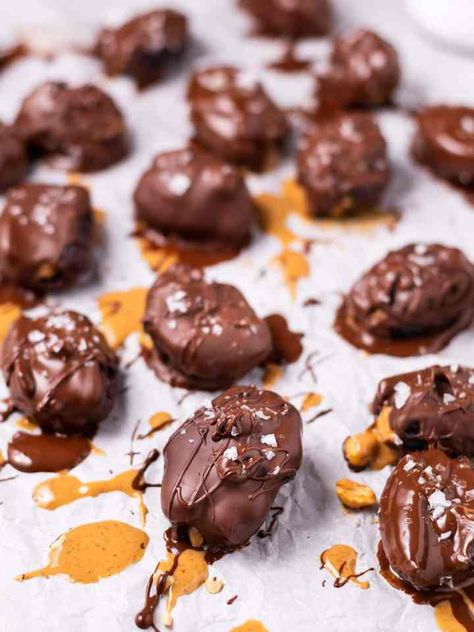 Date Snickers (absolutely incredible 5-ingredient recipe!) Smashed Snickers Dates, Snickers Dates Recipes, Date Snickers Bars, Snicker Dates, Dates Snickers, Snickers Dates, Date Snickers, Snickers Bars Recipe, Macro Friendly Foods