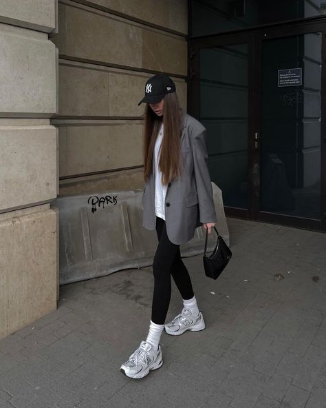 Outfits To Wear In London, New Balance 530 Outfit, Look Legging, New Balance Outfit, Winter Fashion Outfits Casual, London Outfit, Looks Street Style, Athleisure Outfits, Sporty Outfits