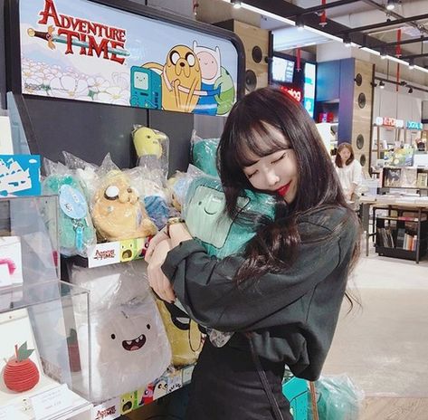 Hugging Plushie, Kore Ulzzang, Korean Ulzzang, Ulzzang Couple, Korean Aesthetic, Uzzlang Girl, Instagram Girls, Ulzzang Boy, Kawaii Girl