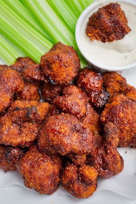 Bbq Cauliflower Wings, Vegan Cauliflower Wings, Vegan Wings, Resep Vegan, Bbq Veggies, Bbq Cauliflower, Vegetarian Bbq, Vegan Party, Cauliflower Wings