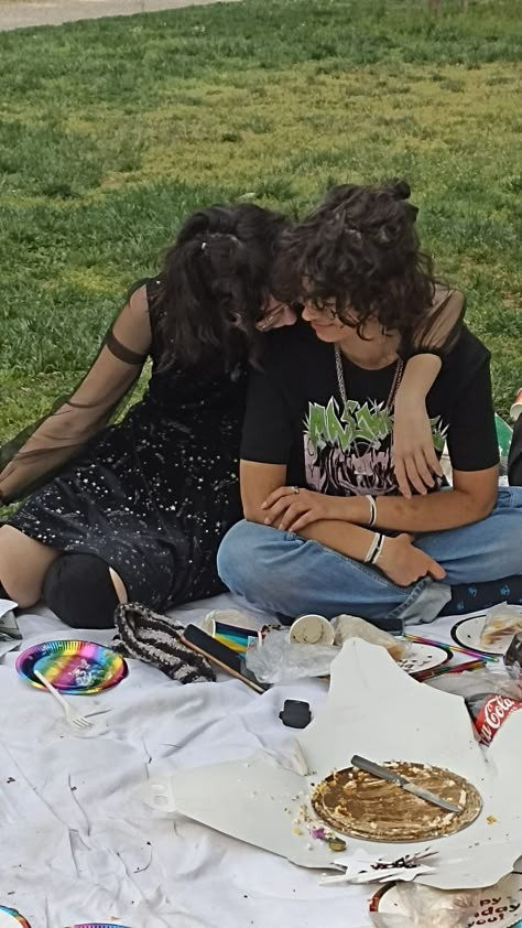 Queer Relationship Aesthetic, Cute Queer Couples, Queer Love Aesthetic, Queer Relationship, Non Binary Aesthetic, Queerplatonic Relationship, Queer Couples, Queer Aesthetic, 90s Couples