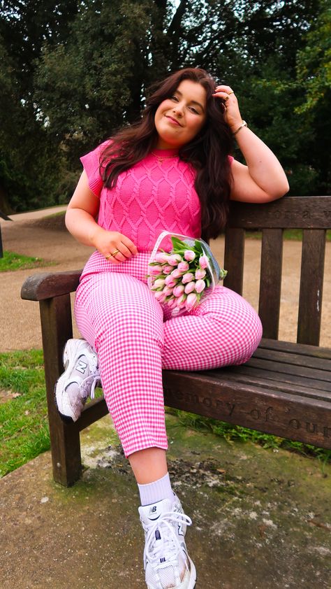 Pink Gingham Trousers Outfit, Pink Trousers Outfit, Pink Outfits Aesthetic, Chubby Girl Outfits, Plus Size Photography, Check Outfit, Sitting Bench, Trousers Outfit, Check Trousers