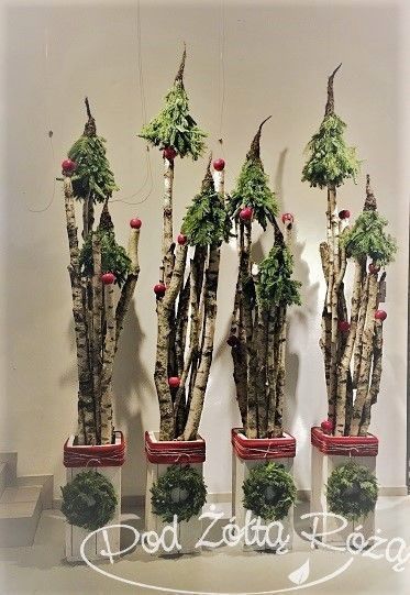 Christmas Arrangements, Deco Floral, Christmas Decor Ideas, Christmas Deco, Xmas Crafts, Rustic Christmas, Yellow Roses, Christmas Home, Holiday Crafts