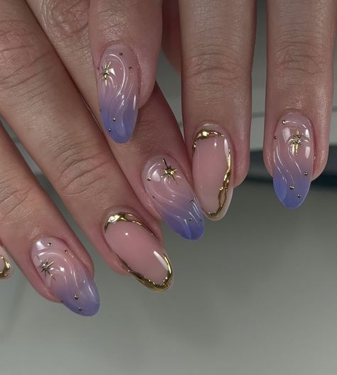 Nail Art Designs Purple And Gold, Purple And Gold Short Nails, Prom Nails Purple Dress, Light Purple And Gold Nails, Amethyst Nails Designs, Purple Korean Nails, Lilac And Gold Nails, Purple Fairy Nails, Lavender And Gold Nails