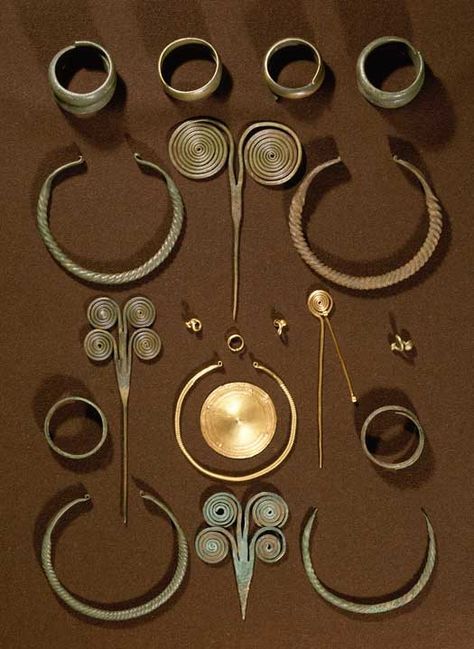 Denmark - Sacrificial deposits in the Late Bronze Age Iron Age Jewelry, Bronze Age Aesthetic, Bronze Age Jewellery, Bronze Age Art, Prehistoric Jewelry, Neolithic Jewelry, Vejle Denmark, Bronze Jewellery, Prehistoric Period