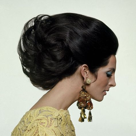 Mirella Petteni Gia Carangi, Bert Stern, 60s Hair, Yellow Lace Dresses, Gordon Parks, Liza Minnelli, Lauren Hutton, 1960s Fashion, Big Earrings