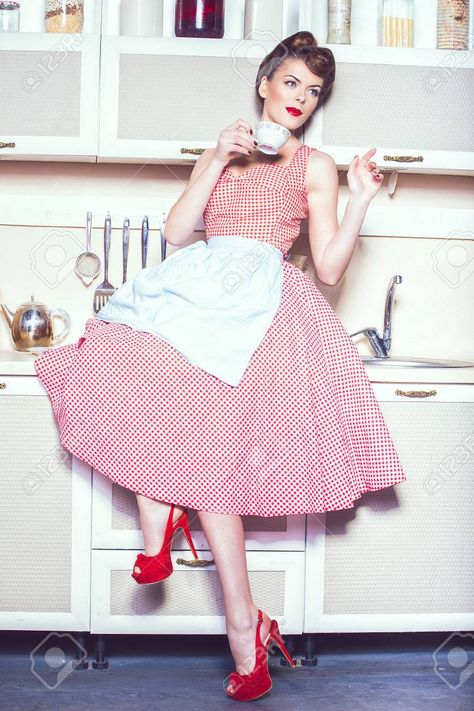 1950s Inspired Photoshoot, Housewife Photoshoot Fashion Photography, 1950s Themed Photoshoot, 50s Housewife Photoshoot, 50s Housewife Aesthetic, Housewife Outfit, 1950s Housewife Fashion, 50s Housewife Dress, 50s Pinup Photo Shoot