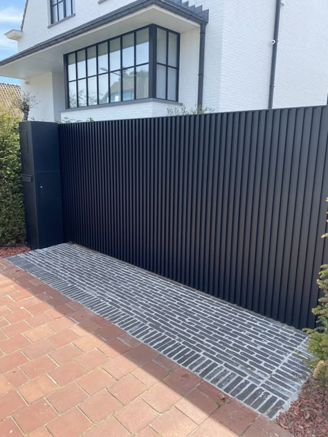 Modern Gates Driveway, Compound Wall Gate Design, House Front Gate, Modern Main Gate Designs, House Front Door Design, Home Gate Design, Gate Designs Modern, Grill Gate Design, House Main Gates Design