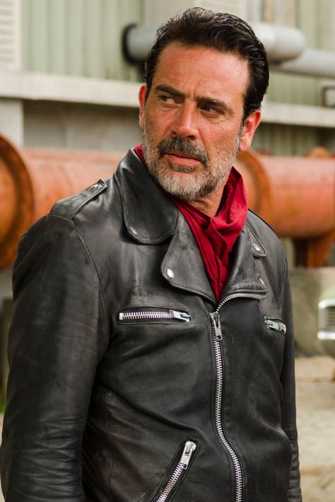 The Walking Dead: According to the Comics, Carl and Negan Are Only Going to Get Closer Negan And Carl, Glenn Y Maggie, Jeffrey Dean Morgan Negan, Negan Walking Dead, Negan Twd, Hilarie Burton, Peyton Sawyer, Chandler Riggs, Jeffrey Dean