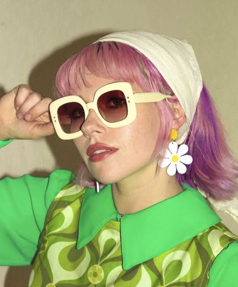 Kitschy Aesthetic Fashion, 60s Photos, Eyewear Inspiration, 60s Aesthetic, Glasses Outfit, Outfit Retro, Retro Accessories, Cool Sunglasses, Mood Board Fashion