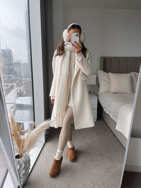 Europe Winter Fashion, Outfit With Uggs, Uggs Outfits, Nyc Winter Outfits, Winter Coat Outfits, Ny Outfits, Cute Thanksgiving Outfits, Office Casual Outfit, Skandinavian Fashion