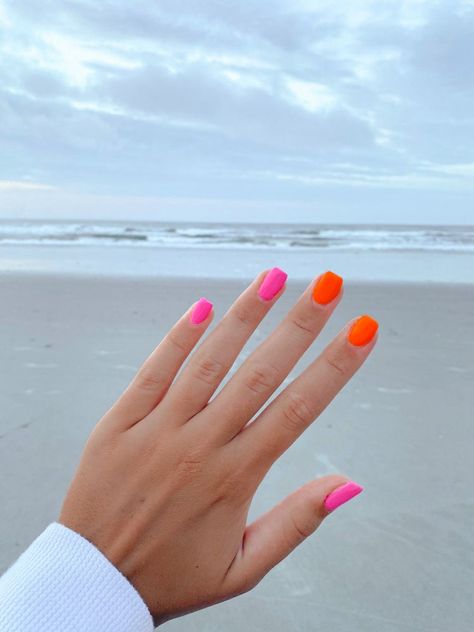 One Hand Pink And One Hand Orange Nails, Summer Neon Outfits, Pink And Orange Nails Summer Short, One Hand Orange One Hand Pink Nails, Multiple Color Nails Summer, Bright Orange Pedicure, Plain Colorful Nails, Pink And Orange Manicure, Orangish Pink Nails