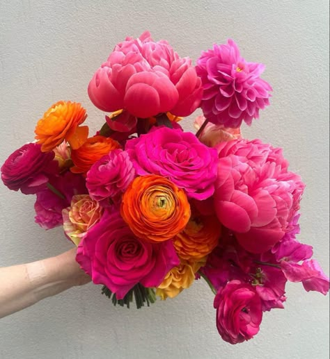 Retro Wedding Theme, Orange And Pink Wedding, Reception Styling, Coral Peonies, Favourite Flowers, Colorful Bouquet, Wedding Styling, Retro Wedding, Wedding Color Palette