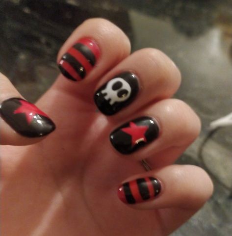 Manicure Dark Colors, Simple Emo Nail Designs, Emo Star Nails, Red Star Outfit, Emo Halloween Nails, Cute Emo Nails, Emo Nails Short, Nail Art Emo, My Chemical Romance Nails