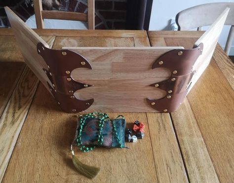 Wood & Leather Dungeon Masters Screen : 7 Steps (with Pictures) - Instructables Diy Dungeon Master Screen, Dm Screen Diy, Diy Dm Screen, Dnd Props, Dnd Decor, Edging Tools, Dm Screen, Dungeon Master Screen, Chicago Screws