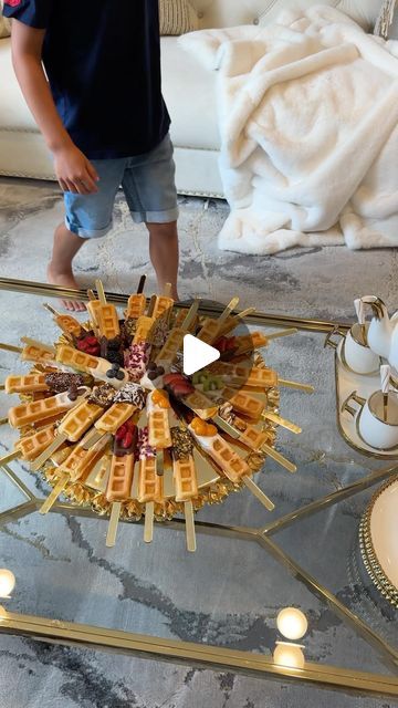 Reina G. Slim on Instagram: "Waffle Sticks 🧇😋 SAVE & SHARE 🤍  Re-sharing the waffle sticks recipe from last year that you showed so much love for! 🥰 The boys excitement for the waffle sticks says it all! 🥹😍 What you will need👇🏻  I always enjoy making these for my family from time to time or reward the boys with them. When hosting I would usually have a board with just the waffles on a stick and toppings on the side. I have my fam and friends build their own waffle stick! Sooo fun🤩 Did you spot that S’mores waffle stick? Or the Bounty inspired one? 😋   ▫️Waffle mix  • 2 cups Almond or All-purpose flour  • 1/2 cup milk  • 4 large eggs  • 2 tsps baking powder  • 2 tbsps granulated sugar  • 2 tsps vanilla extract  • 2 tbsps melted butter  • Sprinkle of salt (about half tsp)  ▫️Melted Waffle Brunch Party, Foods On A Stick Ideas, Waffle Sticks Ideas, Waffle Sticks Recipe, Cookie Waffles, Waffles On A Stick, Appetizer Pizza, Waffle Stick, Waffle Ideas