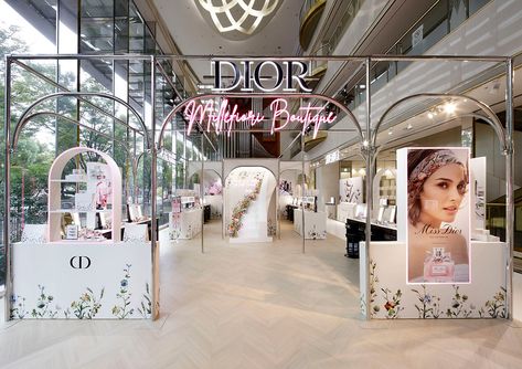 Dior Millefiori, Beauty Retail, Classic Gown, Dior Miss Dior, Event Design Ideas, Dior Shop, Popup Store, Mini Store, Nagoya Japan