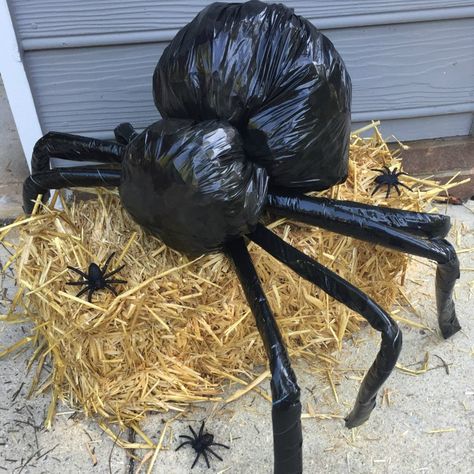 Step-by-step instructions for making a giant Halloween spider out of trash bags, coat hangers and pool noodles - be the scariest house on the block! Diy Halloween Spider, Dekorasi Halloween, Halloween Diy Outdoor, Halloween Spider Decorations, Halloween Outside, Easy Diy Halloween Decorations, Spider Decorations, Casa Halloween, Homemade Halloween Decorations