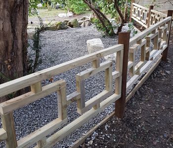 Pond Fence Ideas, Japanese Garden Fence, Japanese Fence Design, Japanese Backyard Ideas, Pond Fence, Japanese Trellis, Pond Building, Japanese Fence, Japanese Garden Landscape