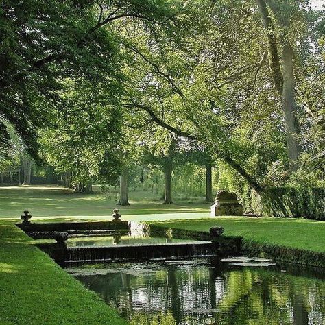 via @savoygardens  . Château de Courances Courances France . . . Source/Credit/Image: Julian Weyer via Flickr . #ChateaudeCourances #LessIsMore #climbingrose #parterre #hedge #boxwood #topiary #buxus #landscape_lovers #style #elegant #europa #savoygardens #jardin #travel #savoyhomesandgardens #madrid #gardening #paris #nature #instagarden #picoftheday #Photooftheday #london #instadaily #instagood #bestoftheday #trees Reflecting Pool, Formal Gardens, Garden Pool, Gorgeous Gardens, Garden Layout, Shade Garden, Water Garden, Dream Garden, Small Garden