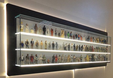 Star Wars Action Figures Display, Star Wars Zimmer, Action Figure Display Case, Vintage Star Wars Action Figures, Vintage Star Wars Figures, Star Wars Room, Figure Display, Glass Display Case, Action Figure Display