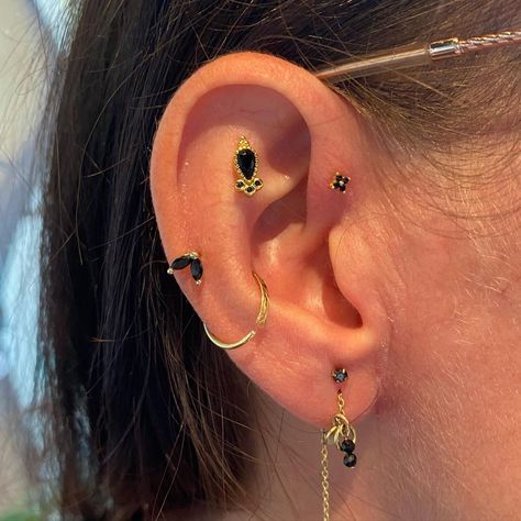 Admiring this earparty ✨ (Outer)Conch, (forward)helix & upper lobe all done by me😊 | Instagram Conch And Forward Helix Piercing, Outer Conch Piercing, Outer Conch, Upper Lobe, Forward Helix Piercing, Tooth Gems, Tooth Gem, Forward Helix, Conch Piercing