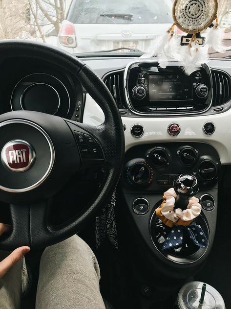 Fiat 500 Accessories, Fiat 500 Interior, Car Accessories Hippie, Fiat 500 Sport, Blue Car Accessories, Preppy Car Accessories, Preppy Car, Pink Car Accessories, Must Have Car Accessories