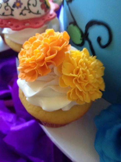 Marigold Fondant Cupcakes Marigold Cupcakes, Marigold Party, Marigold Cake, Floral Cookies, Coco Party, Soap Ideas, Diy Halloween Projects, Fondant Flowers, Marigold Flower