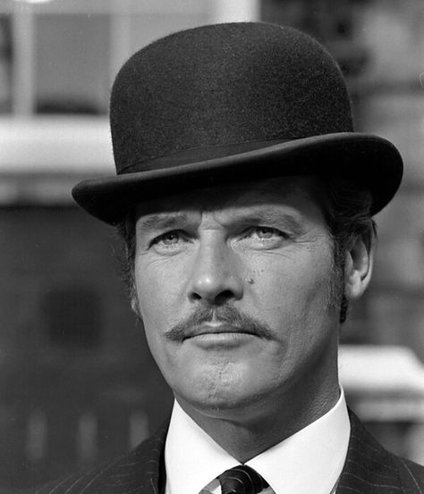 Roger Moore as Harold Pelham in ‘The Man Who Haunted Himself.’ Winter Hat Outfit, Mens Hats Fashion, Roger Moore, Trendy Hat, Bowler Hat, Sport Hat, Photo Vintage, Derby Hats, Outfits With Hats