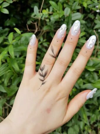 Smoky Leaf Elegant Finger Tattoo Women Vine Around Finger Tattoo, Hand Tattoos Plants, Ivy Finger Tattoos For Women, Vine Finger Tattoos For Women, Tulip Finger Tattoo, Finger Leaf Tattoo, Finger Vine Tattoo, Finger Flower Tattoo, Leaf Finger Tattoo