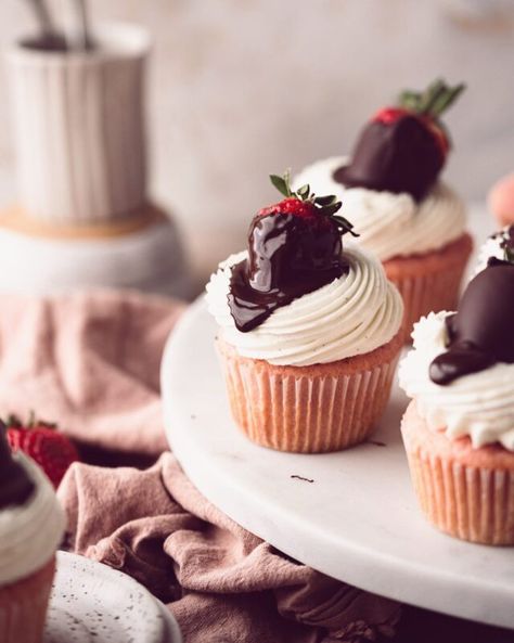 Vanilla Cake With Nutella Frosting, Chocolate Nutella Cupcakes, Cupcake Recipes Nutella, Vanilla Nutella Cupcakes, Nutella Swirl Muffins, Nutella Chocolate Chip Cookies, Nutella Cupcakes, Nutella Spread, Nutella Desserts