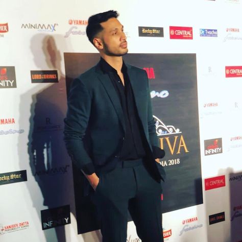 Arjun Kanungo looking uber dapper in an SS HOMME-Sarah and Sandeep bottle green suit. #SSHOMME #SarahAndSandeep #Bespoke #Menswear #MensFashion #ArjunKanungo Bottle Green Blazer For Men, Bottle Green Suit Men, Dark Green Blazer Outfit Men, Blazer Outfits Men Wedding Indian, Blazer Outfits Men Wedding, Dark Green Blazer Outfit, Bottle Green Suit, Green Blazer Outfit Men, Arjun Kanungo