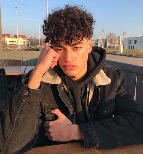 soft soft soft ♪♪♪ (@shikammarru ) • • • #eboy #aestheticoutfit #tumblrinspo #grunge #gay #aesthetictumblr #retroaesthetic #vintageoutfit… Hard Part Haircut, Teen's Hairstyles, Teenage Hairstyles, Cute Curly Hairstyles, Boys With Curly Hair, Tumblr Boys, Curly Hair Men, Boy Hairstyles