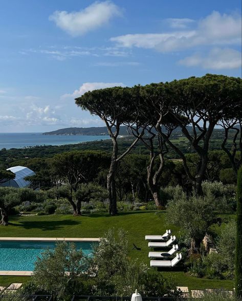 St Tropez House, Saint Tropez Aesthetic, St Tropez Aesthetic, St Tropez France, Lakeside Resort, San Tropez, Pool Landscape Design, The Beauty Of Nature, Rory Gilmore