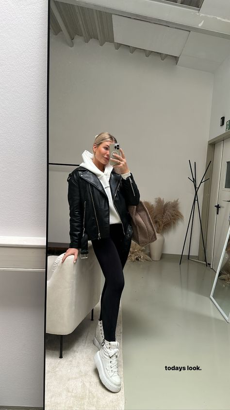 Fall New York Outfits, Outfits Leggins, Disney Trip Outfits, Outfit Botas, White Tracksuit, Zara Leather Jacket, Legs Outfit, Plus Size Baddie Outfits, Look Legging