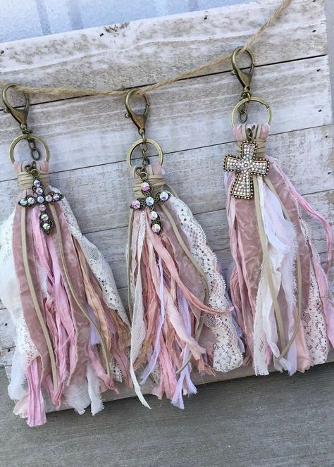 Tassen Hanger, Purse Charms Diy, Simpul Makrame, Tassel Crafts, Tassel Bookmark, Mums Homecoming, Diy Tassel, Ribbon Crafts, Dreamcatchers