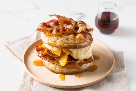 Try out these 10 tasty new ways with crumpets. Some sweet, some savoury, and a few in between. Crumpets Toppings, English Crumpets, Savory Biscuits, Reuben Sandwich Classic, Fro Yo, Classic French Toast, Tea And Crumpets, Caramelized Bananas, Maple Bacon