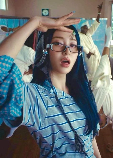 Huh Yunjin Blue Hair, Yunjin Lesserafim Outfit, Yunjin Blue Hair, Yunjin Wallpaper Aesthetic, Yujin Le Sserafim, Yunjin Smart, Kpop Blue Icon, Yunjin Kim, Le Sserafim Yunjin