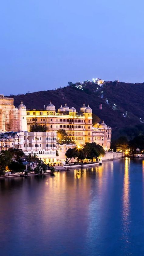 City Palace, Udaipur #Rajasthan City Palace Udaipur, City Palace Jaipur, India Vacation, Udaipur India, India Architecture, Royal Indian, Royal City, Indian Home Interior, Indian Architecture