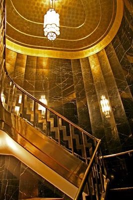 Home Staircase, Interior Art Deco, Arte Art Deco, Staircase Designs, Classy Home, Streamline Moderne, Art Deco Decor, Art Deco Buildings, Chrysler Building