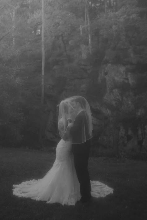 Vintage wedding photography, wedding photography poses, dreamy aesthetic wedding photos, tennessee photographer, brianna renee photography, veil photos, Moody Vintage Wedding Photos, Black And White Wedding Photos Vintage, Vintage Wedding Black And White, Vintage Wedding Aesthetic Photos, Tintype Wedding Photos, Blurry Aesthetic Wedding Photos, Vintage Wedding Photo Ideas, Vintage Looking Wedding Photos, Motion Blur Wedding Photography