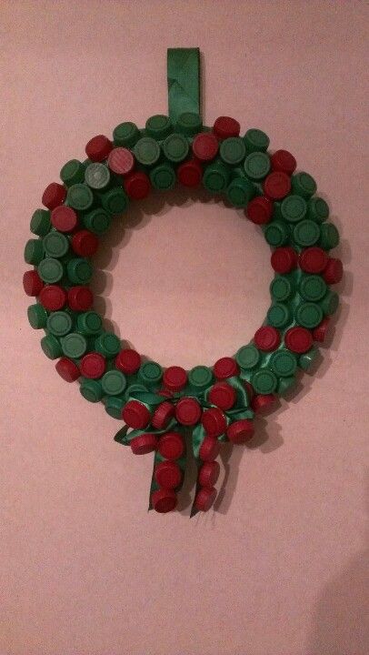 Soft drink bottle cap wreath Bottle Top Christmas Decorations, Bottle Cap Christmas Crafts, Bottle Cap Decorations, Plastic Bottle Cap Crafts, Plastic Bottle Tops, Recycled Christmas Decorations, Bottle Top Crafts, Plastic Bottle Caps, Bottle Cap Art