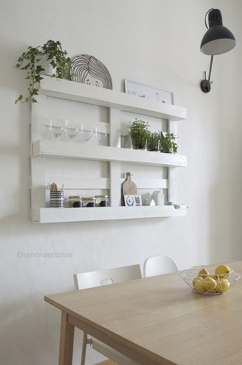 10 idee una più bella dell'altra per riutilizzare il legno dei pallet e arredare la cucina con stile Bancali Ideas, Scandinavian Design Living Room, Living Room Scandinavian, Diy Furniture Projects, Pallet Furniture, Unique Furniture, Pallet Diy, Living Room Designs, Diy Furniture