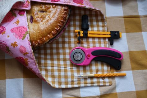 Pie Carrier Diy Pie Carrier Sewing Tutorials, Pie Carrier Pattern, Pie Carrier Diy Free Pattern, Scissors Art, Carrier Pattern, Pie Carrier, Homemade Pies, Utility Knives, Quilt Batting